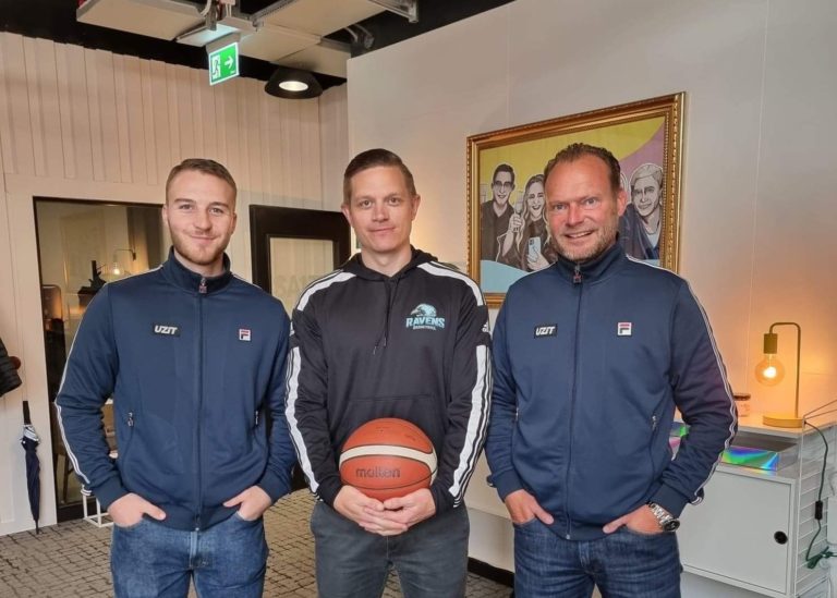 Bild på Oliver Gustafson (säljare, Uzit), Eric Wickell (ordförande, Växjö Ravens BBK) och Fredrick Göthberg (VD och grundare, Uzit).
